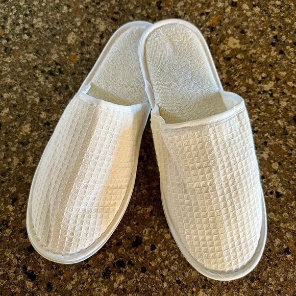 WOMENS,NWOT,WHITE HOUSESHOES. WAFFLE FOOT. LOOK TO BE A SIZE 9. NO SIZE OR BRAND - Picture 1 of 5